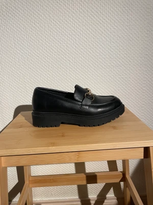 Loafers - Perfekta hästskon! Loafers i fint skick, bara använda ett par gånger. Skinnimitation. Passar dig med en liten 36a eller stor 35a. 