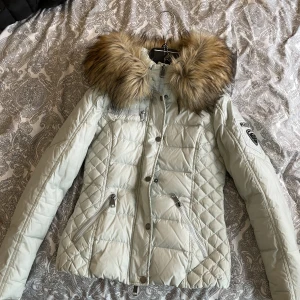 Blå Rock and Blue jacka - Rock and Blue jacka i färgen Sky (ljusblå) i modellen Zora. Storlek 34. Använt skick med bland annat märken i kragen, därav priset.