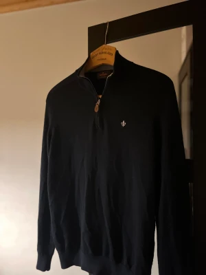 Morris Halfzip - Köpt på thernlunds. Nypris 1600kr Marinblå. Storlek M men känns som S, använd fåtal gånger så väldigt bra skick. Köparen står för frakt.  