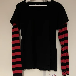 Emo tröja - emo tröja med märket Poizen köpt på BlueFox. <3Tröjan har hål för tummarna i ärmarna