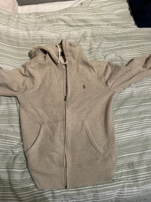 Säljer dena fina Stockholmstidningar tröjan av Ralph lauren i en fin bäsh färg - Den är i storlek xs och är i jätte bra skick säljer den för den är för liten Ny pris är cirka 1800 skriv om ni har några frågor eller vill ha mer bilder! Tar även byten. 