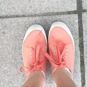 Neon sneakers - Använda en gång men köpta på second hand så inte så jättebra skick