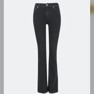 Low flare 980s jeans - Säljer dehär byxorna från bikbok då jag tycker de är lite korta i benen. Använda några gånger men i super fint skick.  Nypris 699!  Inte mina bilder. 