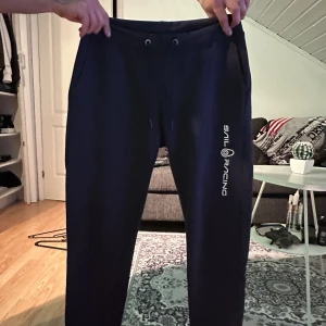 Sailracing mjukisbyxor - Sailracing mjukisbyxor i bra skick storlek M Mitt pris 400kr