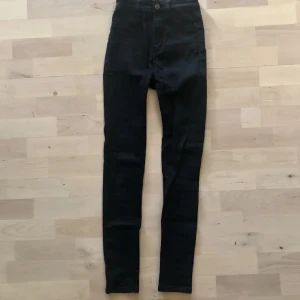 Svarta jeans - Svarta skinnyjeans med extra hög midja från Stradivarius. Storlek 32 