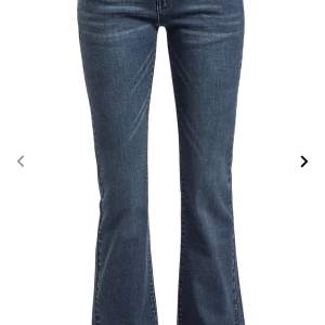 Säljer mina jättefina jeans från emp. Fråga gärna för fler bilder🩷 366kr inkl frakt, priset går även att diskutera!