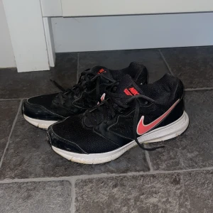 Löparskor  - Löparskor som används men fortfarande i mycket gott skick 