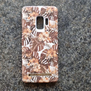 Samsung Galaxy S9 telefonskal - Bra skick, är dock lite sliten vid kanterna som man kan se på andra bilden. Skalet är från Ideal of Sweden och är brunt och vitt. Jättefint att ha till det mesta, specielt på hösten. Telefonskalet passar Samsung Galaxy S9.