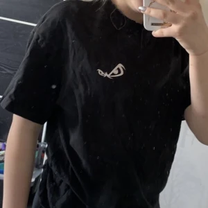 T-shirt  - Väldigt häftig t-shirt med tryck på ryggen lite slutet vid nacken framtill, köparen står för frakten 