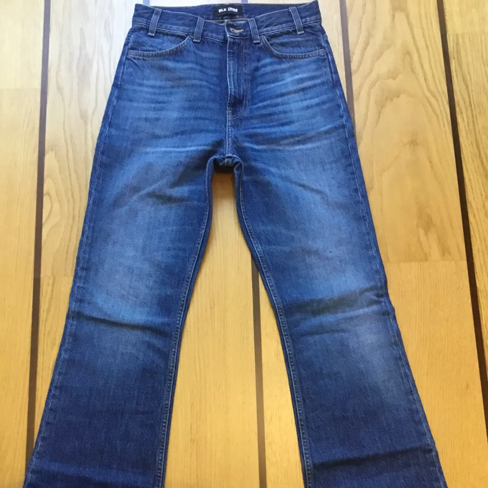 Jeans med färdiga slitningar. 100% organic cotton (ej stretch men töjer sig lite). Mått med plagget liggandes: Midja:35cm Höft:45cm Lår:24cm Midjehöjd:31cm( mycket hög) Innerben:77cm benslut:24cm.(gå efter höftmåttet).Nya: 2200kr.Inga tecken på användning. Jeans & Byxor.