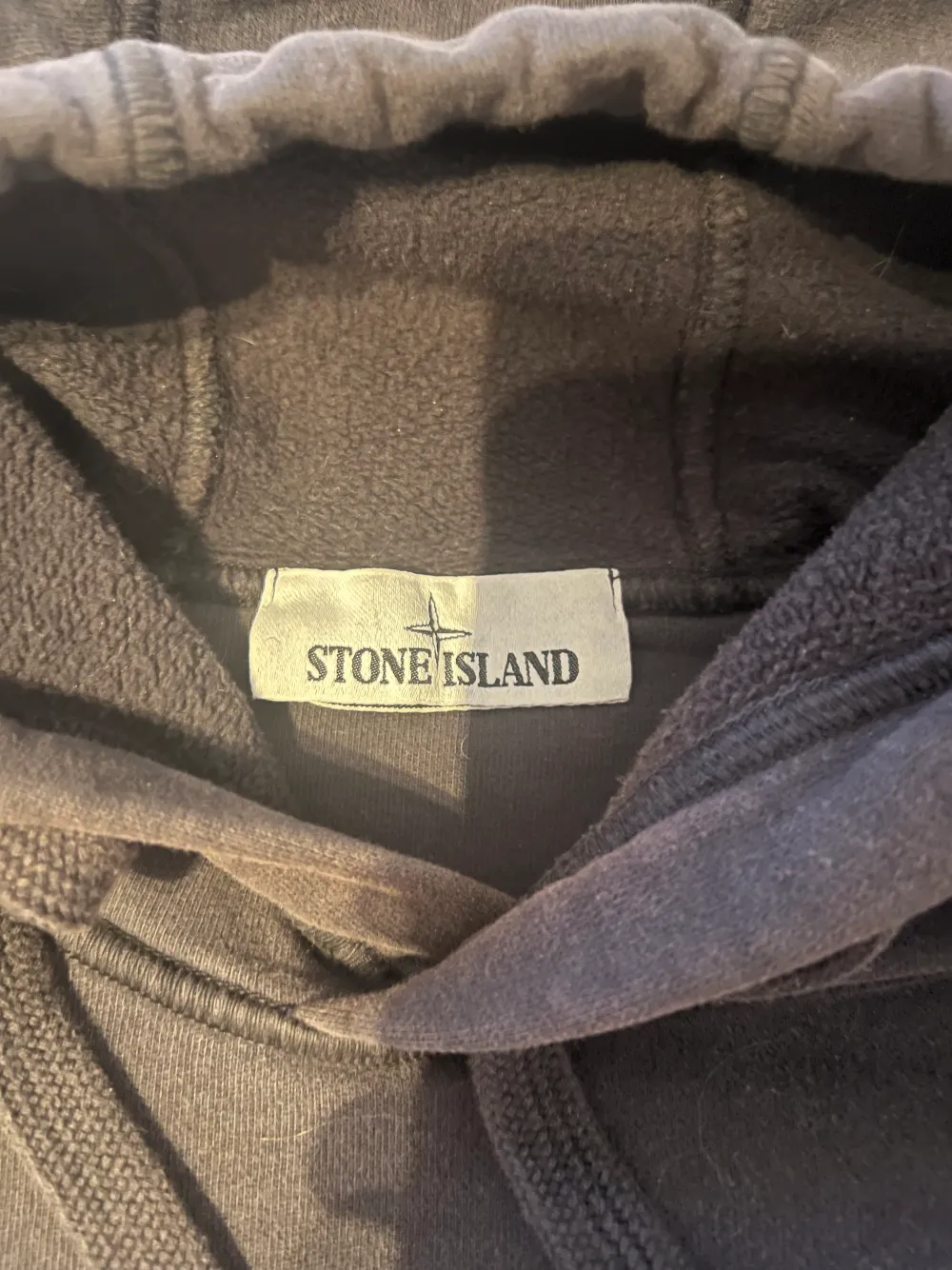 Stone Island hoodie köpt för cirka 1 år sedan på NK i Stockholm. 9,5/10 i skick använd men inga skador på något sätt och tvättat snällt. Säljes pga att den inte kommer till användning längre. Original pris på NK 2600kr. Hoodies.