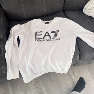 Vit Ea7 Tröja - Storlek på denna fina tröjan är M - skickt 7/10
