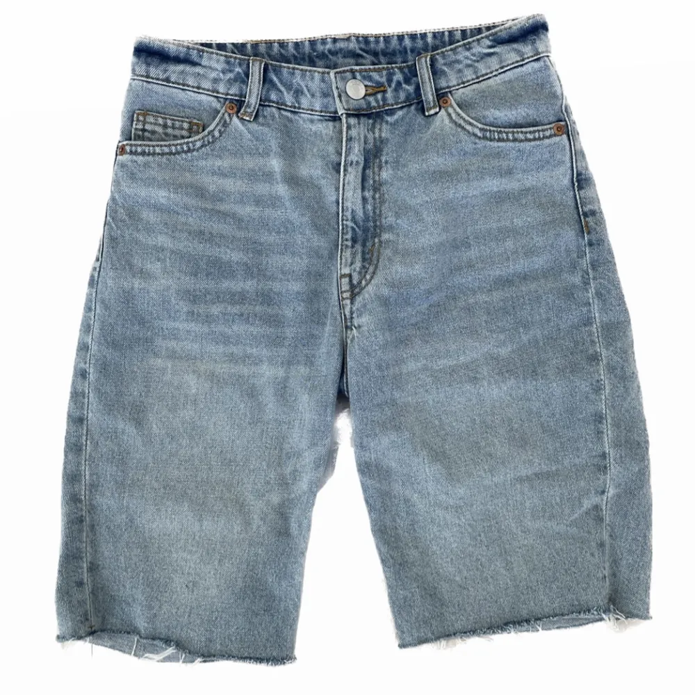 Denim shorts från Monki i storlek 25, passar XS/S. Använda några gånger men i mycket bra skick!💛 nypris 300kr. Shorts.