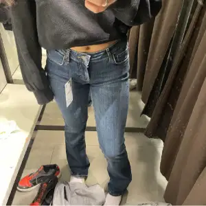 säljer nu dessa supersnygga trendiga low waist bootcut jeansen ifrån zara då de var lite stora på mig, skriv för fler bilder💗💗