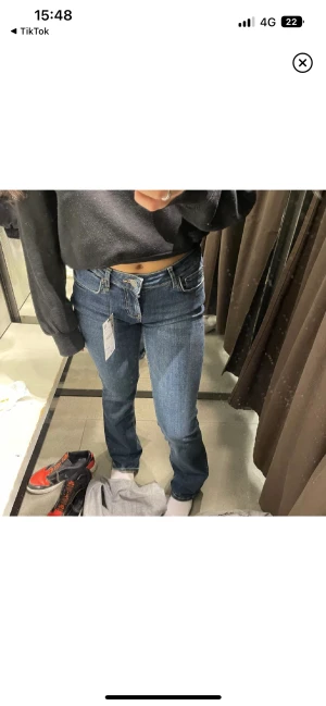 zara jeans - säljer nu dessa supersnygga trendiga low waist bootcut jeansen ifrån zara då de var lite stora på mig, skriv för fler bilder💗💗