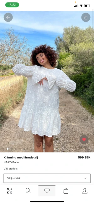 Vit klänning NA-KD  - Superfin klänning från NA-KD💞passar perfekt nu till studenten och är helt slutsåld på hemsidan. Säljer pga att jag beställde hem två storlekar och inte hann returnera. Klänningen är endast testad och skickas i orginalpåse samt prislapp kvar. 