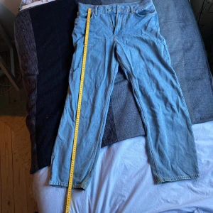 Baggy jeans från sweet sktbs - Svin feta ljusblå baggy jeans från sweet sktbs. Använt en del men i relativt bra skick 7/10  Den enda noterbara defekten är en liten fläck (bild 3) som säkert går bort i tvätten  Sälje pga använder inte längre Skriv gärna vid mer intresse  L ca32 W ca30