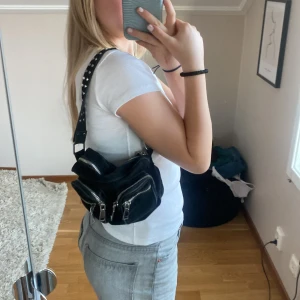 Noella väska💗 - Modellen heter Celia Bag🤍Bra skick och inget synligt slitage! Köpt från Noellas hemsida!!   20 cm - Bredd: 31 cm - Djup: 10 cm. 