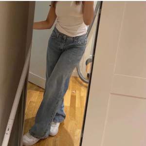 Säljer dessa lågmidjade jeans ifrån H&M i storlek 36💓