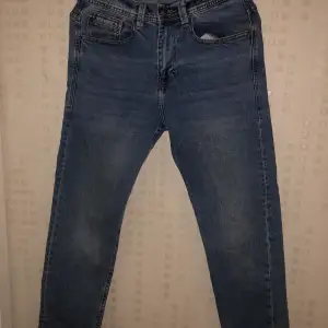 Zara jeans i perfekt skick. Materialet är 99% bomull och 1%  elastan. Storlek EUR 40 USA 31 MEX 31. 