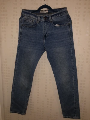 Zara jeans  - Zara jeans i perfekt skick. Materialet är 99% bomull och 1%  elastan. Storlek EUR 40 USA 31 MEX 31. 