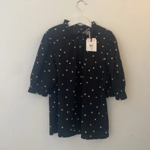 Super söt topp - Super gullig topp från Lindex som jag fick i julklapp men tyvärr inte fått någon användning av,  nypris: 499 💗 Kan även mötas upp, den är helt ny med lapp kvar!💘