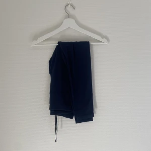 Träningstights - Träningstights från SOC! Med ficka på båda låren, supernice enligt mig!⚡️ även knytning i midjan!