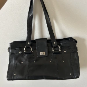 Thriftad väska - Super rimlig, ok skick kommer aldrig till användning 😁Köparen står för frakt