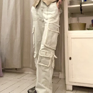 Aelfric Eden cargo jeans - Blir ej bra på bild pga min sämsta mobil. Men apballa byxor endast testade, från USA-märket Aefric Eden (dyra satan) Cargomodell med massa fickor. Väldigt bekväma, ljust denimtyg. Färgen är som på den första bilden. Jag är 167 för referens. 