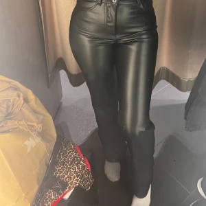 Skinnbyxor - Raka svarta skinnbyxor från Gina . Köparen står för frakten☺️