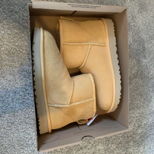 Ugg mini classic - Säljer dessa äkta och oanvända uggs i färgen sunflower och storlek 39!💕