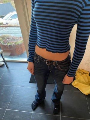Randig tröja - Fin randig tröja med volang. Knappt använt långärmad från GinaTricot. Använd gärna Köp Nu🥰