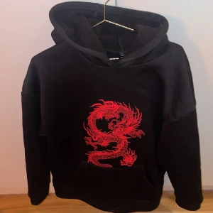 Oversized hoodie med tryck - Säljer denna fina hoodie med dragontryck! Strl: L 