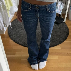 Lågmidjade  - Jättesnygga lågmidjade dondup jeans! Passar storlek 34-38 skulle jag säga