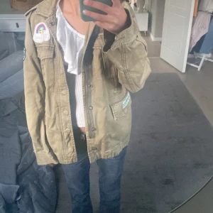 Fin vårjacka/kappa💓 - Säljer min fina vårjacka för har ingen användning till den längre den är även köpt från kids brand store men märket är Svea,tveka aldrig att höra av dig för intresse💓💓💓