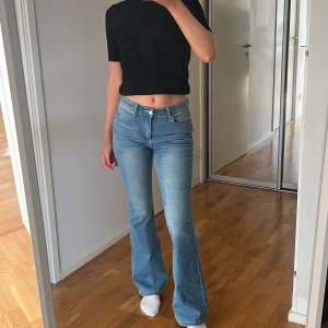 Blåa jeans - Midrise bootcut jeans, med detaljer på fickorna