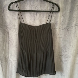 Topp Zara - Svart topp från Zara i storlek S. Den är i fint skick, säljer pga den aldrig kommer till använding.