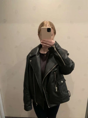 Fake skinnjacka  - Säljer min älskade skinnjacka (fake skinn) då jag inte längre använder den. Använd Max 5 gånger och är extremt fin köptes för 800 för ett par år sedan  och är i nyskick. Kan gå ner i pris vid snabb affär