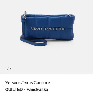 Fin väska från Versace Jeans Couture Använd 2 gånger Nypris 2545 kr 