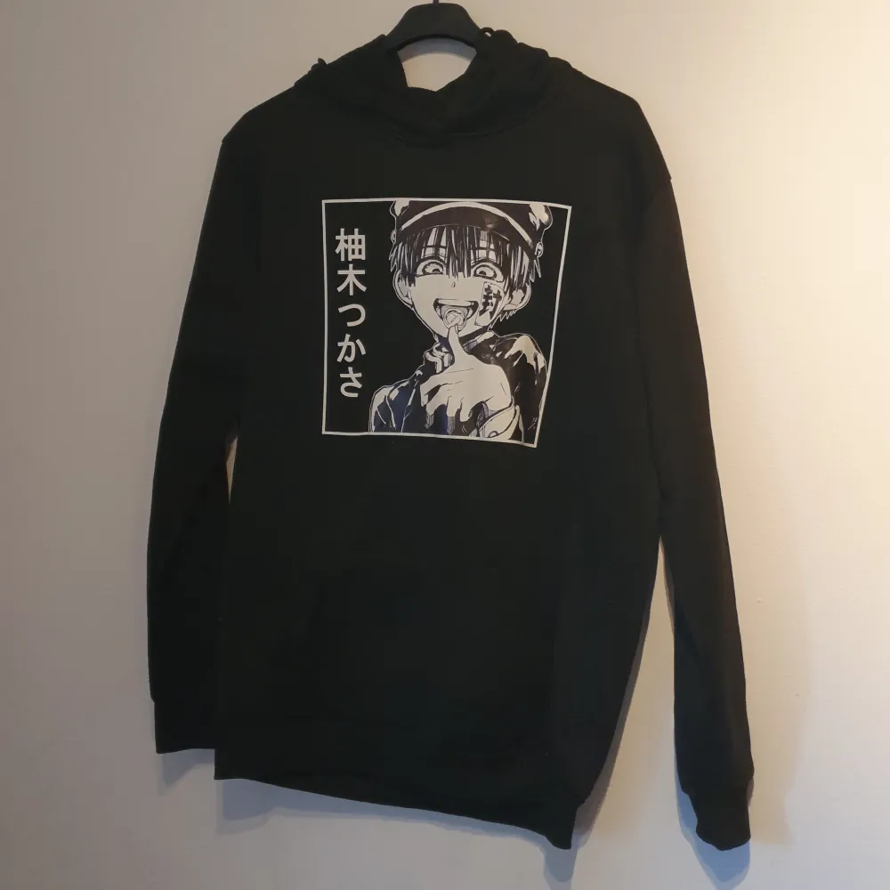 En mysig hoodie med en anime karaktär på 