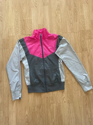 Nike träningsjacka S - Fin träningsjacka strl S från Nike. Tyvärr så kommer den inte längre till användning för mig och hoppas att den får en ny ägare. Se mina övriga aktioner! ❤️