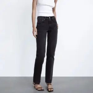 Svarta raka zara jeans i bra skick som ej kommer till användning längre💕storlek 34