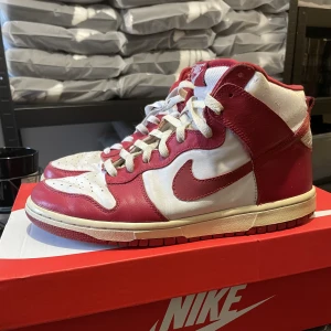 Vintage Nike dunk 2002 - Över 20 år gamla så okej skick. Replacement box medföljer 
