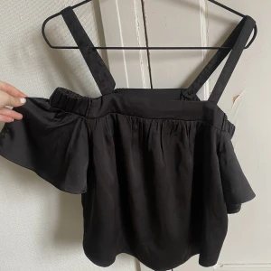 Offshoulder - Offshoulder tröja med band som man kan göra mindre/längre. Siden material