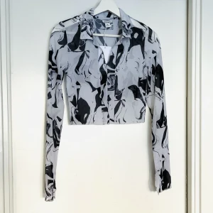 Helt ny genomskinlig croppad tröja från Monki st. XS - Helt ny genomskinlig croppad tröja från Monki st. XS. Hämtas i Hornstull i Stockholm eller skickas mot fraktkostnad (30kr ej spårbart eller 54kr spårbart). 💕