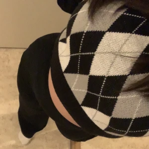 Svart stickad väst - Rutig stickad väst från H&M i storlek XS, köpte runt 250 men säljer för 150! Passar stl xxs-m.