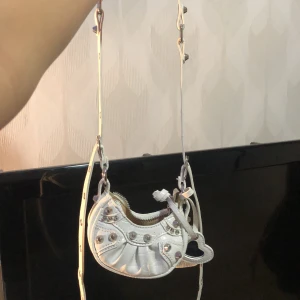 Mini Väska, vit - Köpte den för 400kr och jag säljer den för 150kr. Pris kan diskuteras  