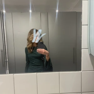 Parthea klänning - Säljer den här jätte fina gröna klänningen från Parthea. Nypris är 400kr. Enbart använd en gång!!💕