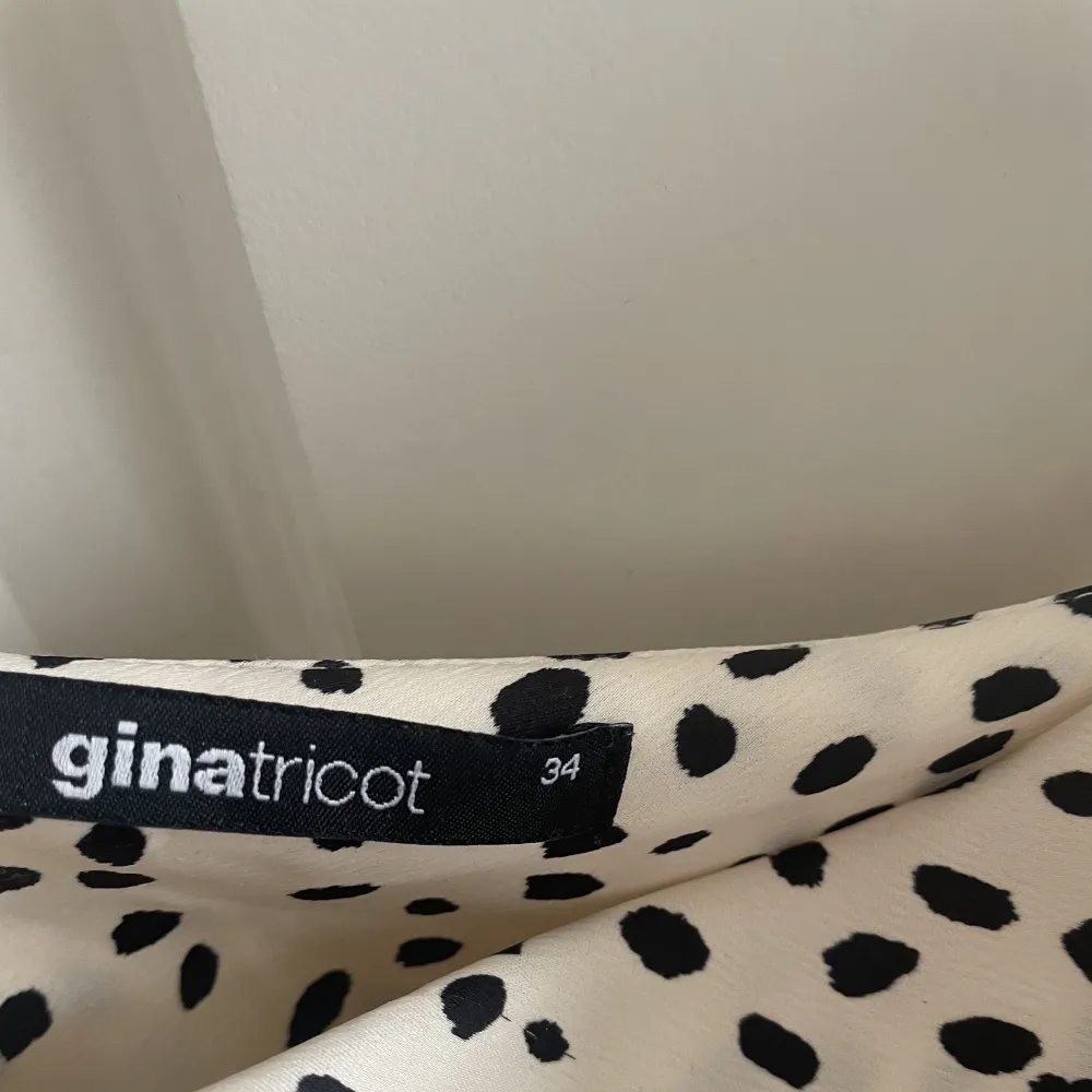 En jättefin prickig klänning till sommaren. ❣️❣️. Mekot.