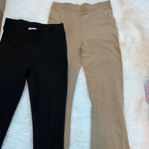 Bootcut byxor - Två bootcut byxor, ena från Ginatricot och andra från Lager 157, som jag säljer för 160 kr. Vid köp av en blir det 120 kr. 